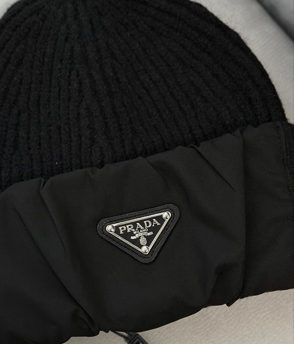 Жіноча шапка Prada