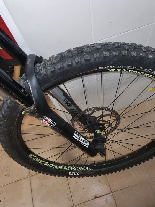 Bicicleta Commencal Downhil, suspensão ROCkSHOK dianteira .