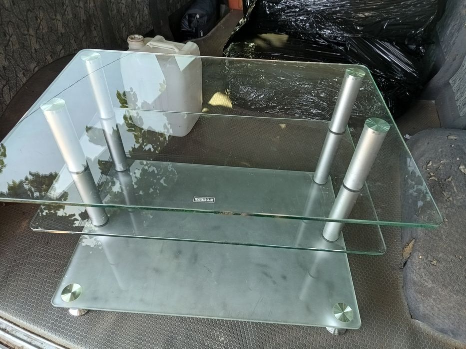 Скляна тумба під телевізор