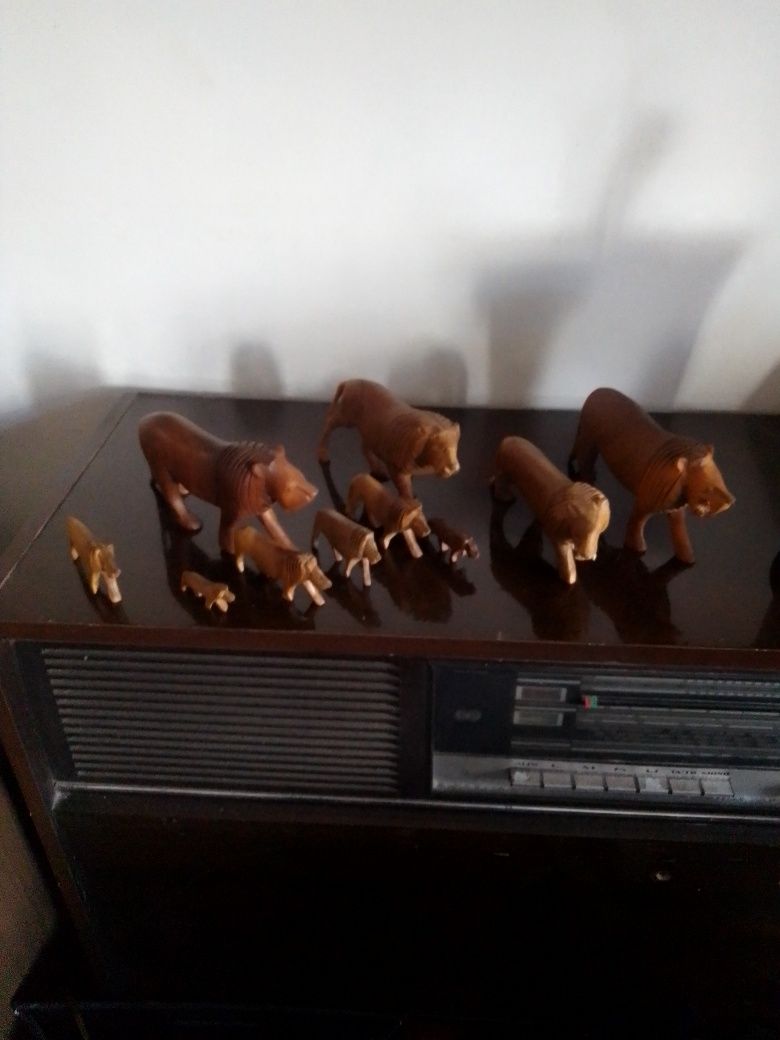 Leões em madeira, artesanato africano.