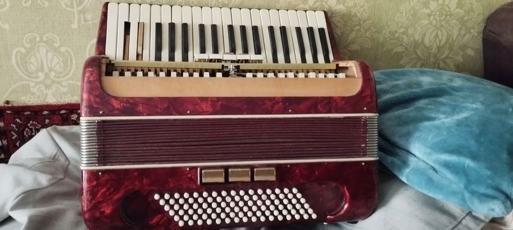Продам акордеон,баян .Є різні варіанти, робочий стан,під ремонт.