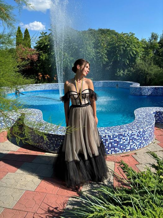 Неймовірна вечірня сукня