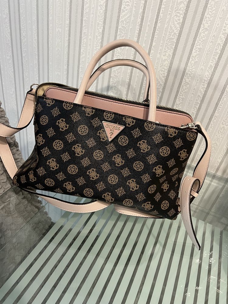 Сумка Guess.