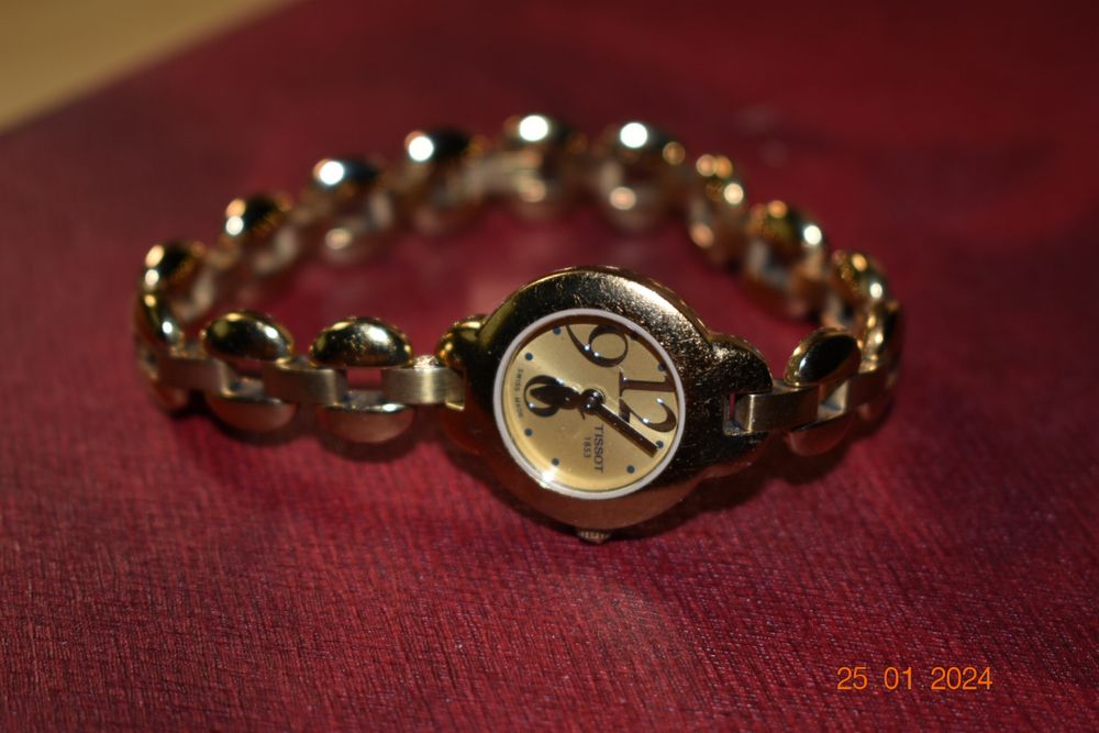 Продам женские швейцарские часы TISSOT