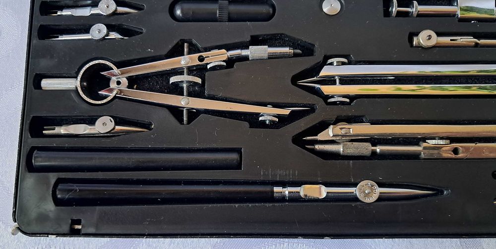 Skala PVIIc zestaw kreślarski cyrkle 15 elementów .