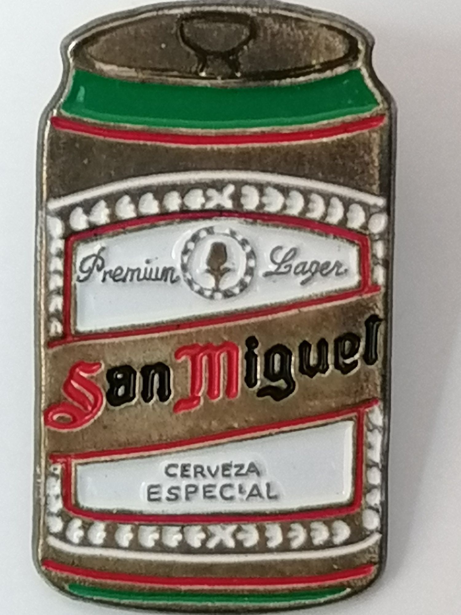 Pin com publicidade à cerveja especial San Miguel