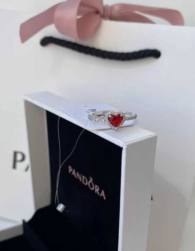 Кольцо Pandora «Красное сердце» из серебра 925 – романтика в деталях.