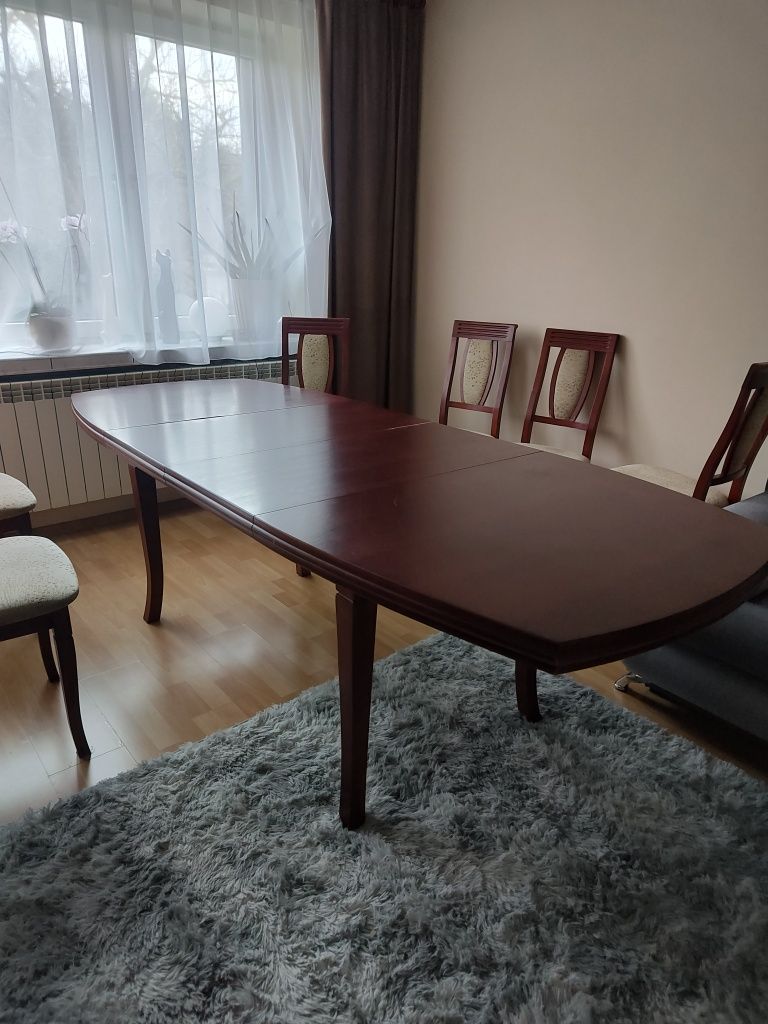 Drewniany stół rozkładany z 6 krzesami dł. 150/240 x 95 cm