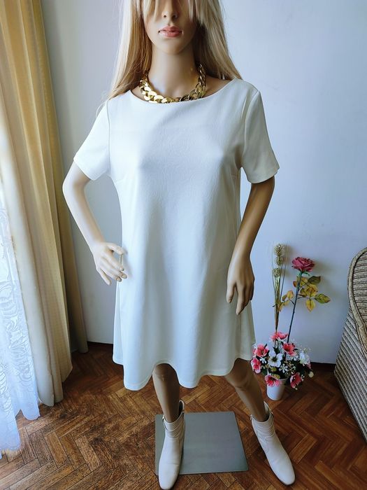 Elegancka kremowa sukienka MOON collection M minimalistyczna