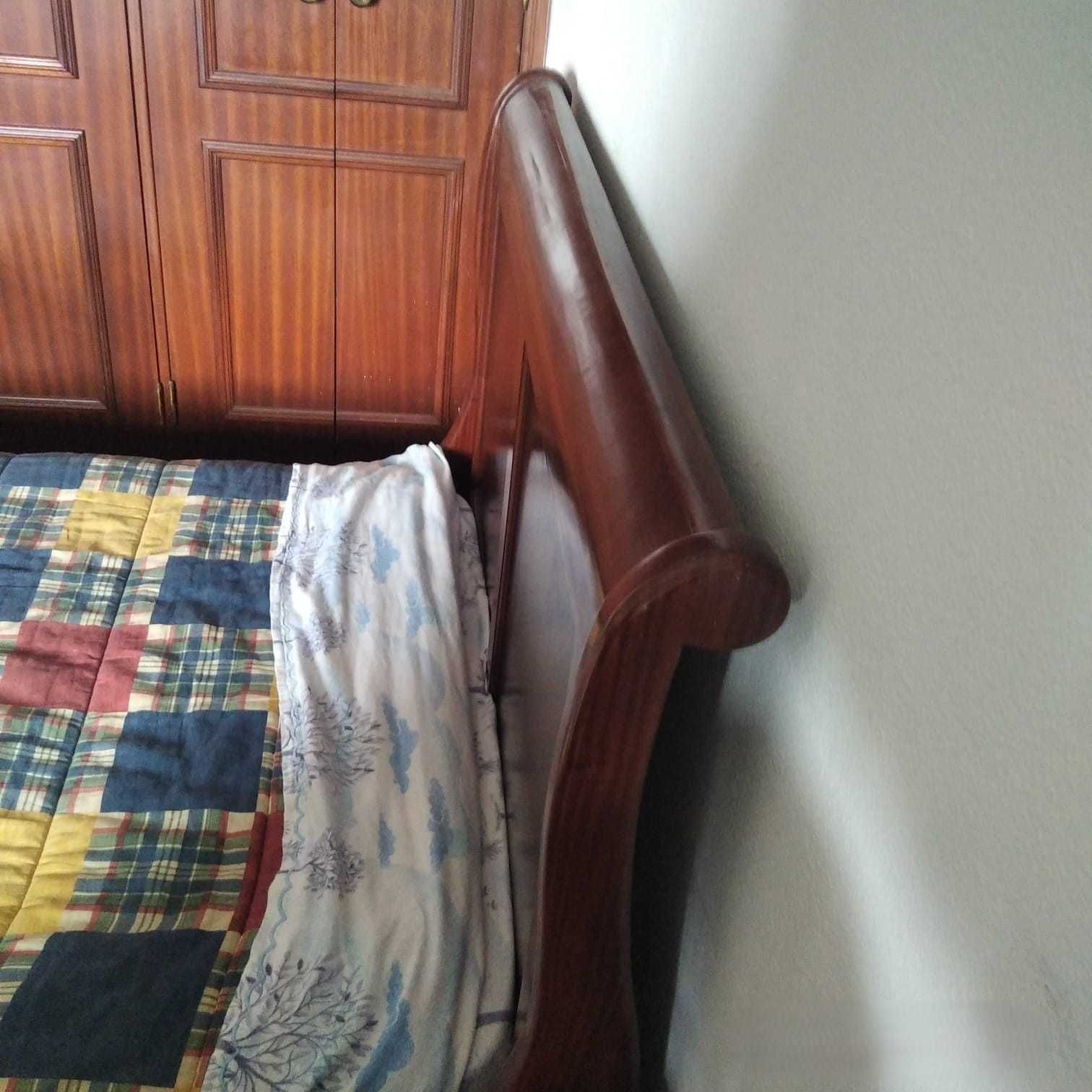 2 Camas de corpo e meio e mesa de cabeceira - Mogno Paços Ferreira