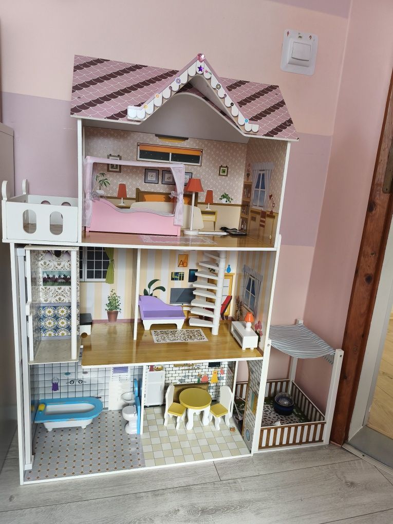 Domek dla lalek dla dziewczynki.