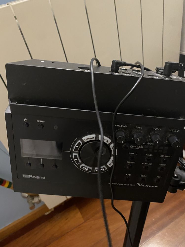 Bateria da Roland como nova com coluna, fones e baquetas.