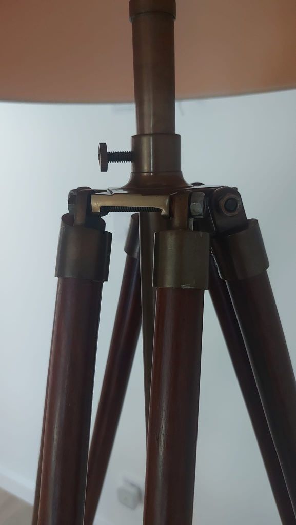 Lampa stojąca trójnóg
