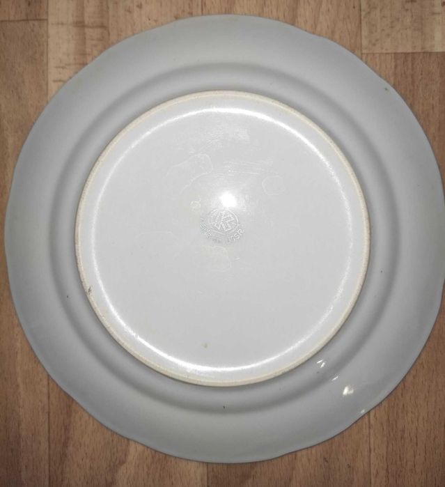 Тарелки глубокие и мелкие