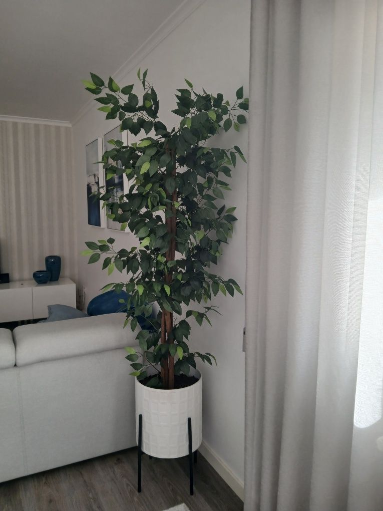Planta artificial 150 cm, com vaso incluído.
