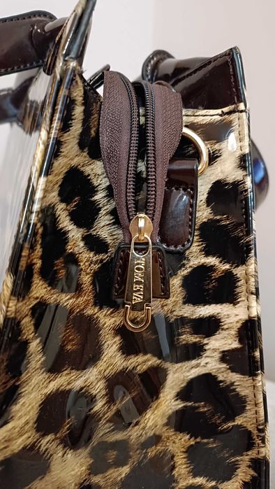 Lakierowana torebka w panterkę