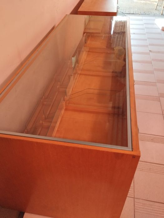 Witryna sklepowa z szufladami