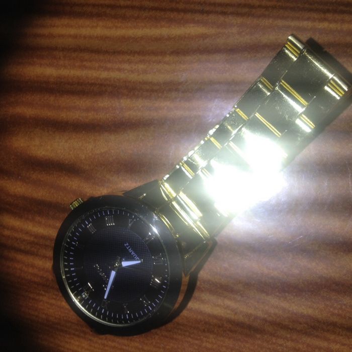 Relógio de pulso Homem dourado.