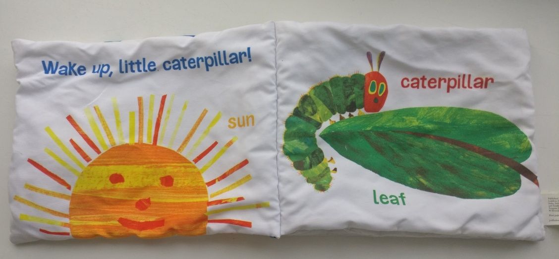 The Very Hungry Caterpillar тканевая книжка-игрушка 
Eric Carle тканев