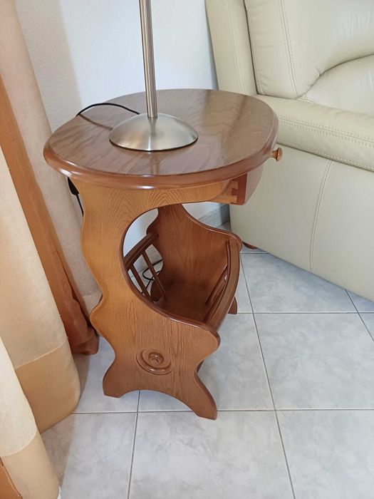 Mesa de apoio vintage em madeira maciça com porta-revistas