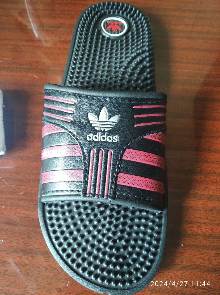 Продам сланцы Adidas новые