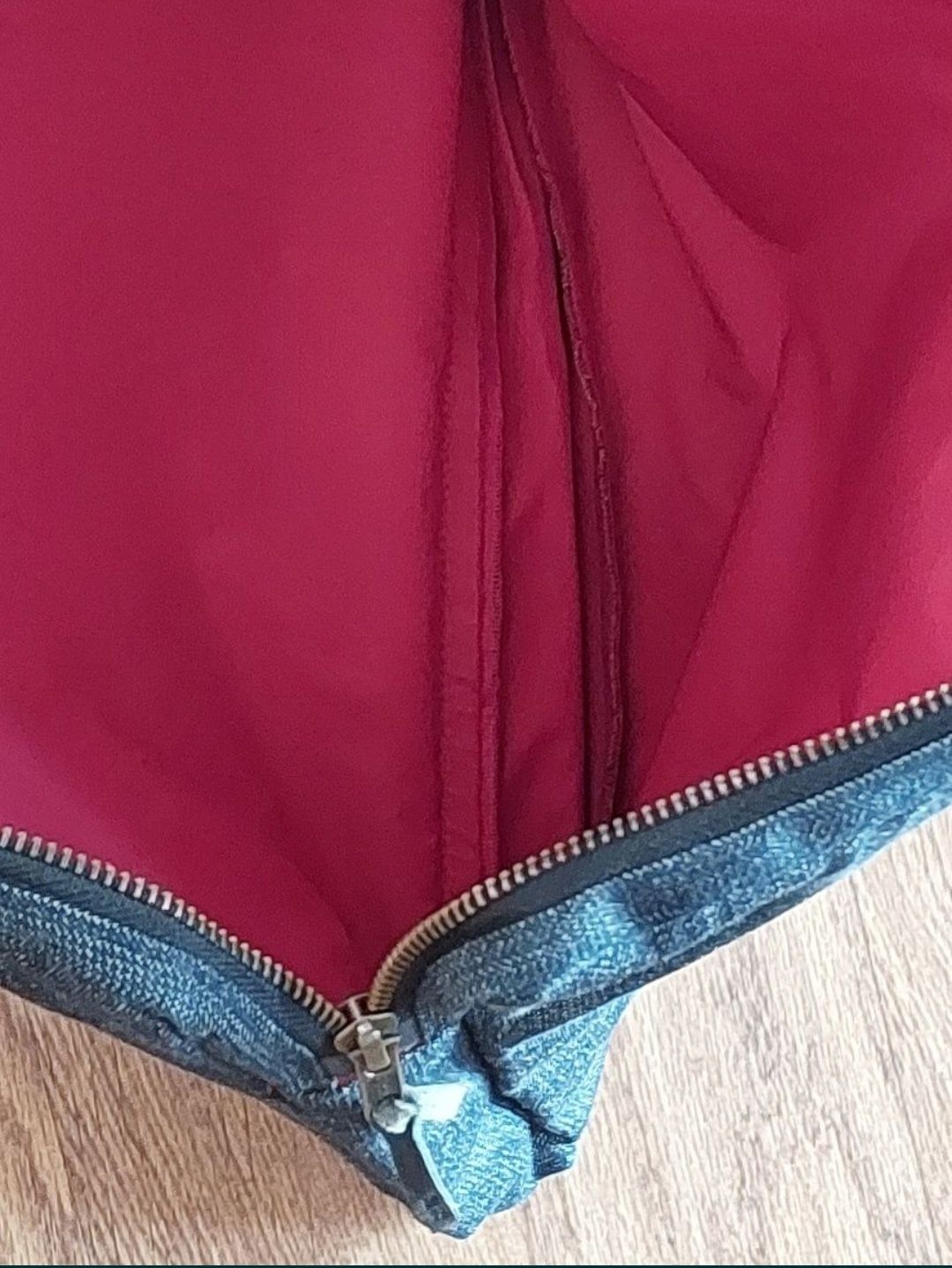 Jeansowe etui z czerwoną podszewką na laptopa 15'''
