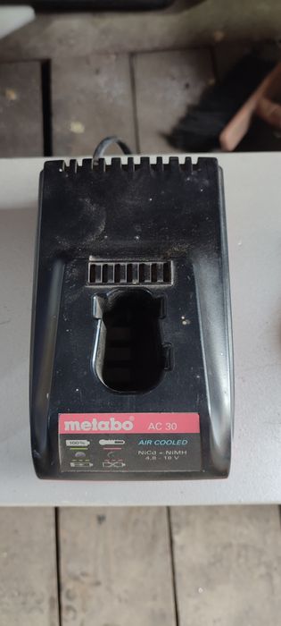 Зарядний пристрій.