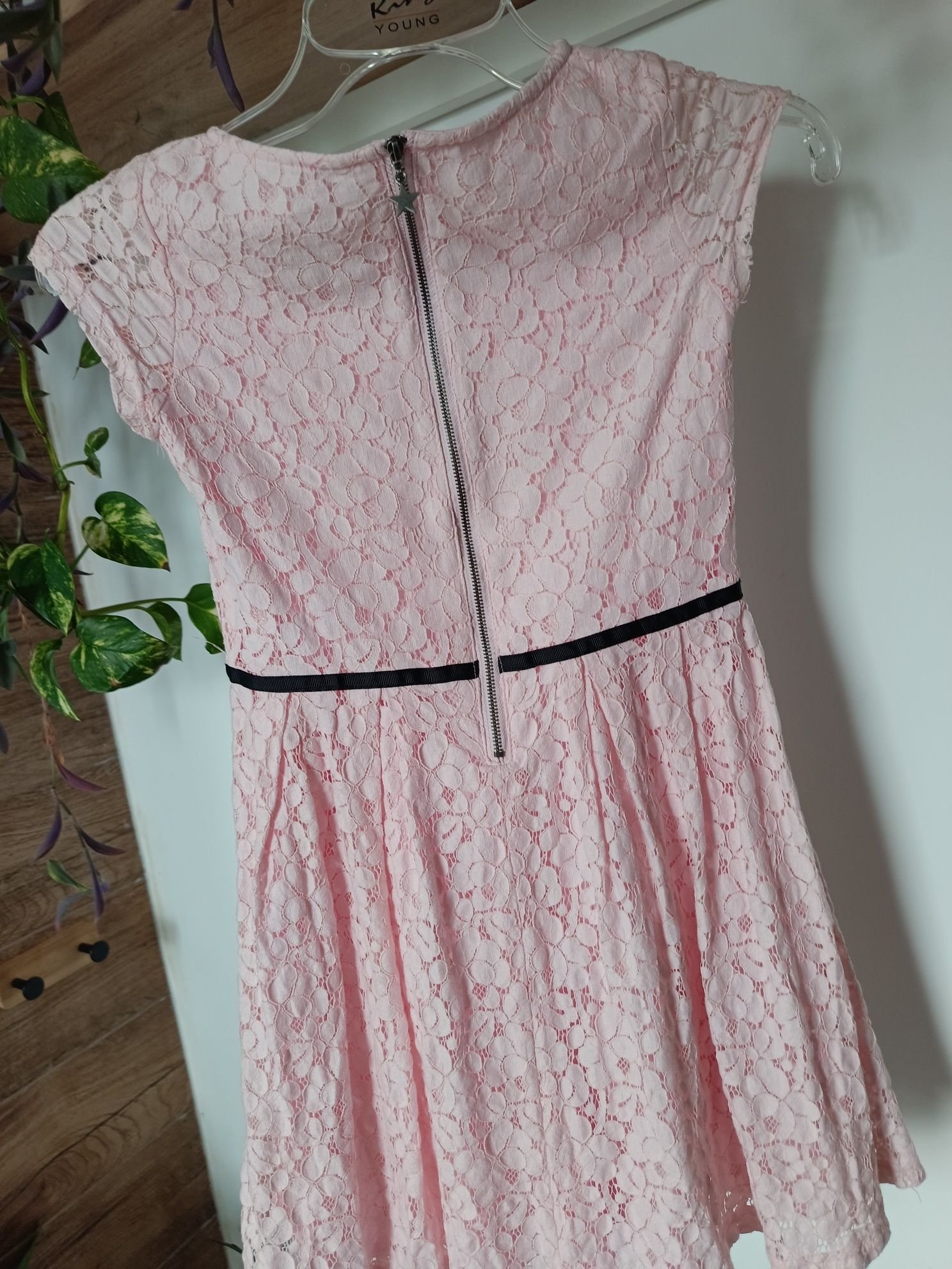 Różowa pudrowa koronkowa sukienka rozmiar 134 cm