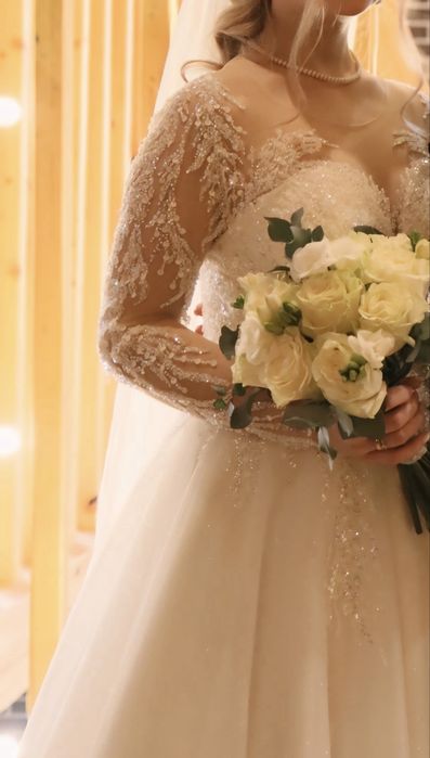 Весільне плаття молочного кольору