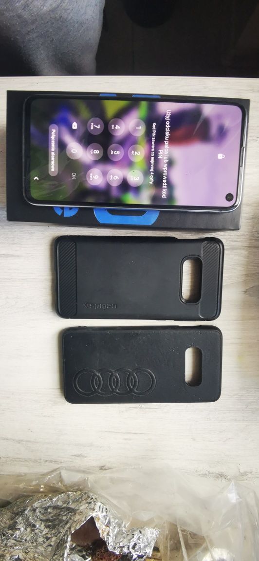 Samsung Galaxy s10e 128gb kompaktowy + 2 etui spigen audi