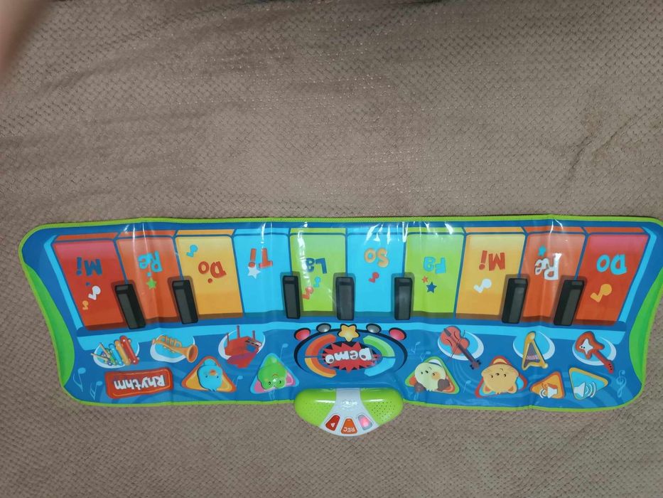 Mata grająca dla dzieci firmy