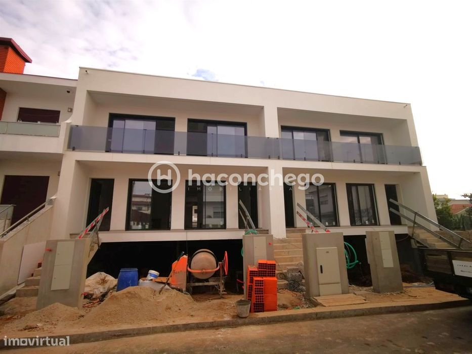 Apartamento T4 duplex com lugar de garagem e equipado Arcozelo Barcelo