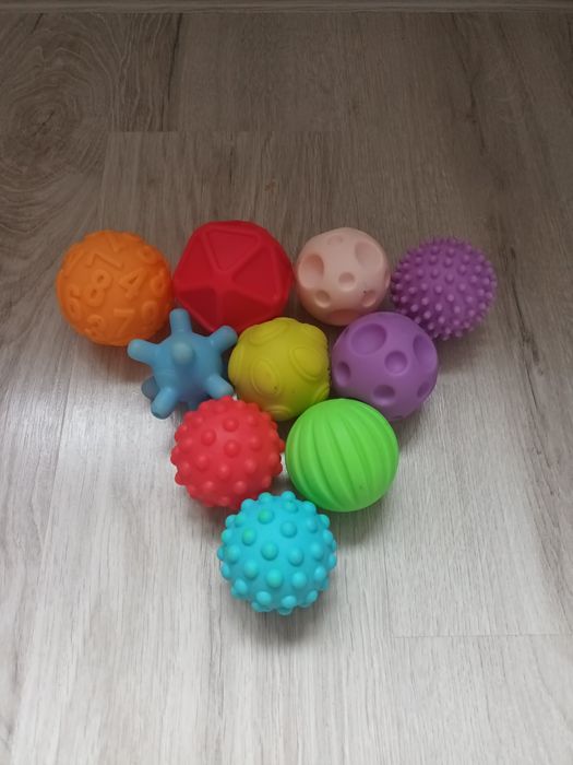 Продам комплект дитячих м'ячиків