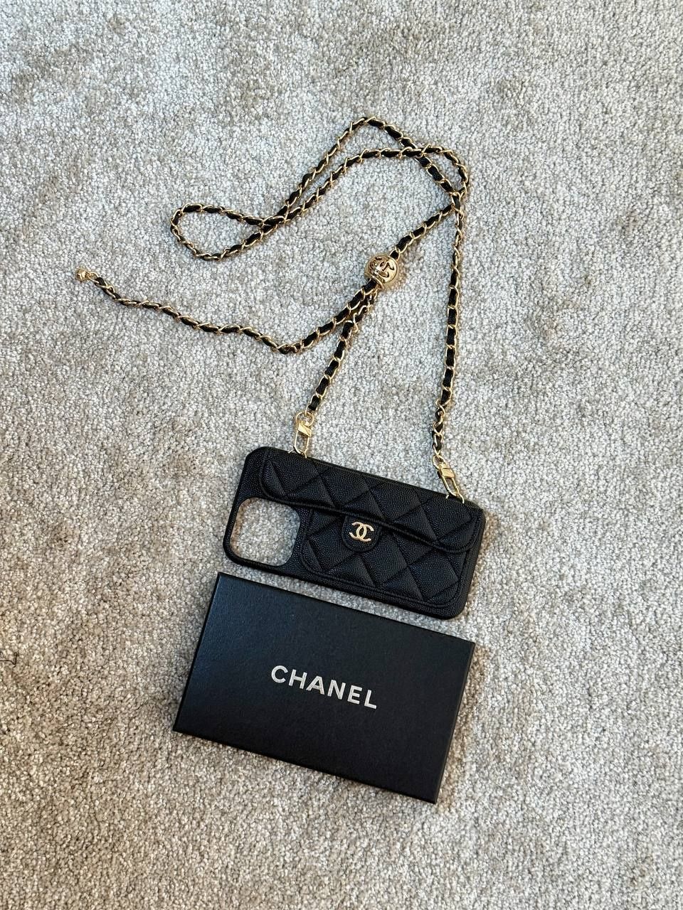 Кожаный чехол на iphone 16 pro max chanel