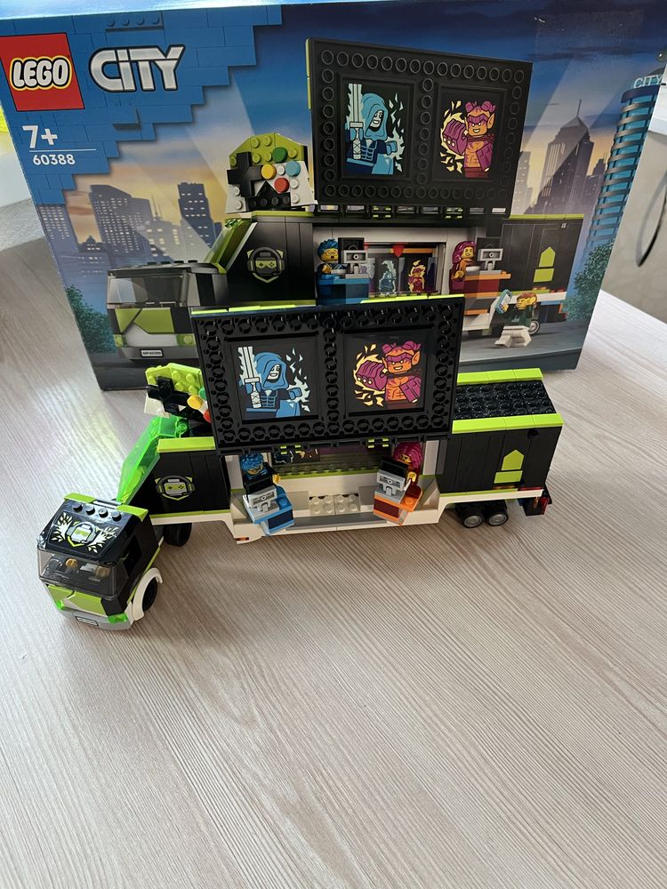 Конструктор lego city Вантажівка для ігрового турне 344 деталі