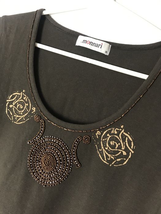 Brązowa bawełniana bluzka z długim rękawem jesienna złoty wzór Monnari