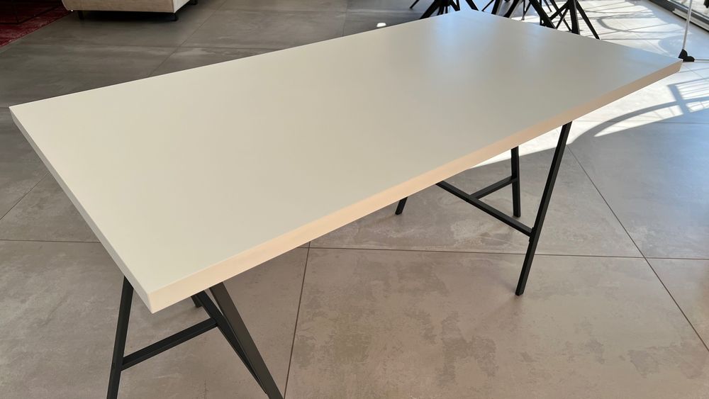 Stół IKEA – biały blat drewniany + metalowe nogi typu kozioł