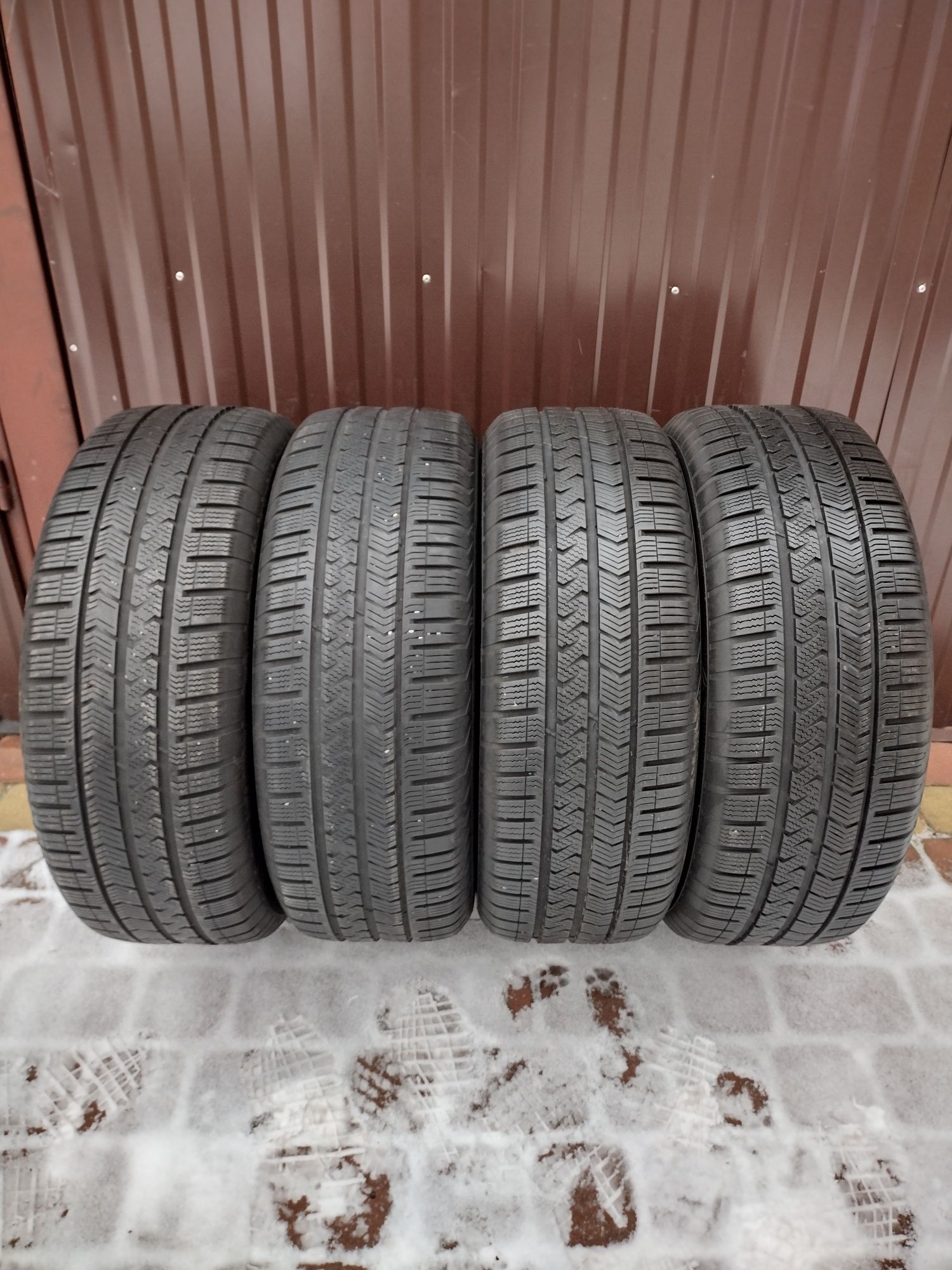 4x Opony całoroczne VREDESTEIN 215/60R16