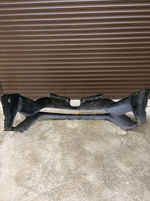 Оригинальный передний бампер Toyota RAV4 2017  года