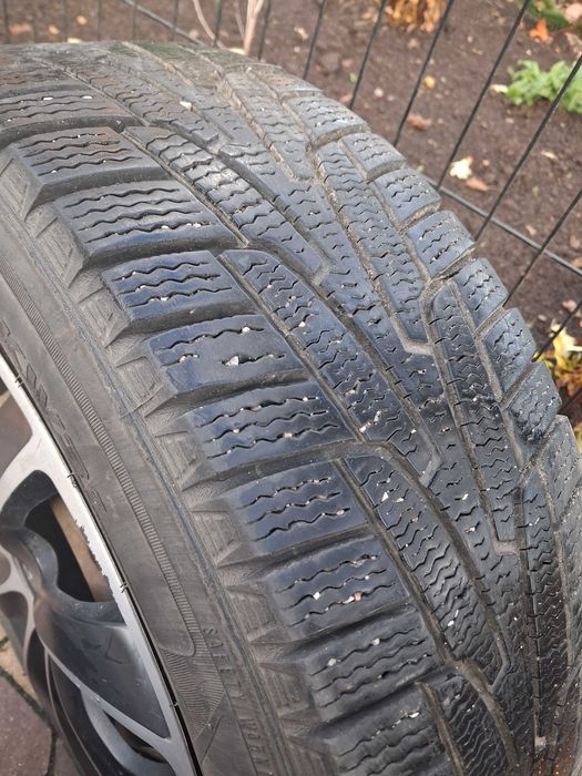 Sprzedam komplet kół zimowych wraz z kołpakami.