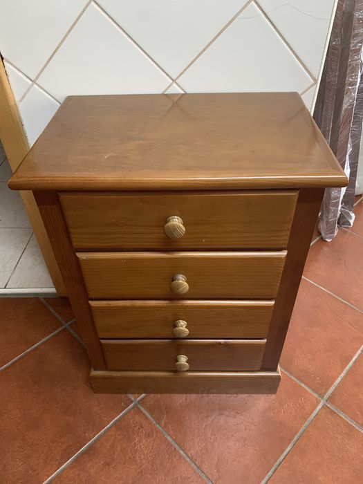Cama de solteiro completa com mesa de cabeceira