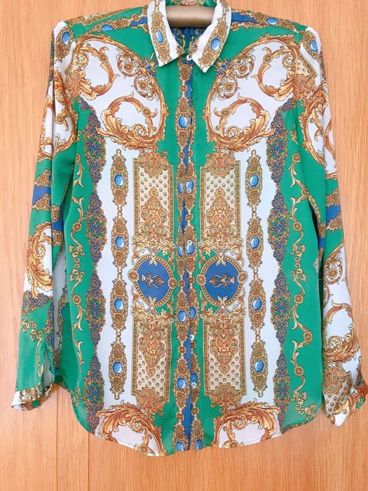 Camisas Zara em ecopele e fluida estampada