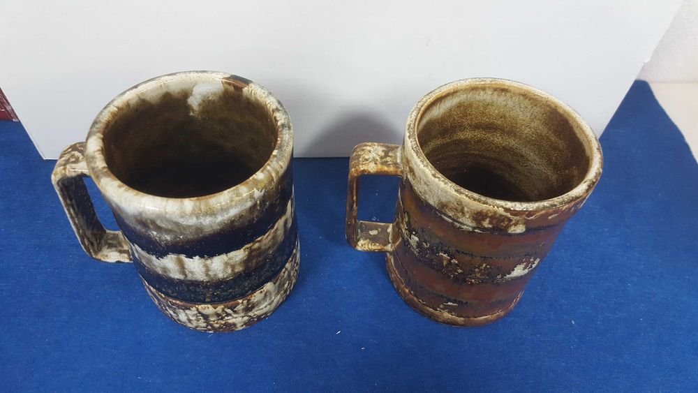 Raro par de canecas em cerâmica modernista marcadas Devica