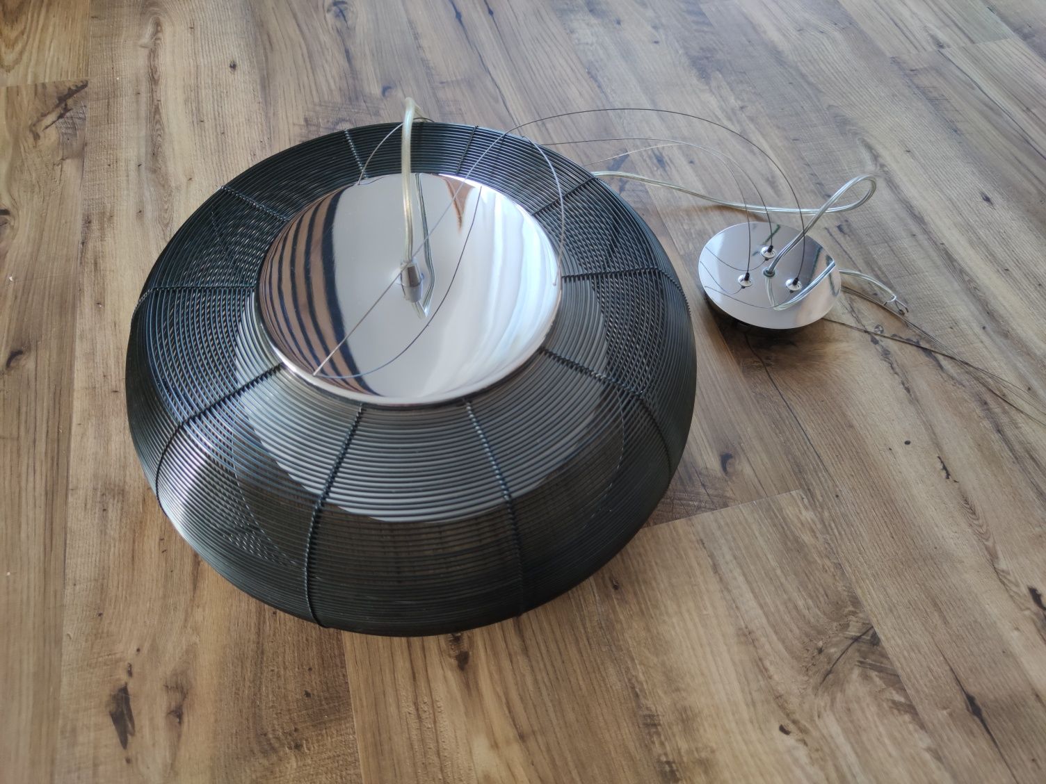 Czarna lampa wisząca.