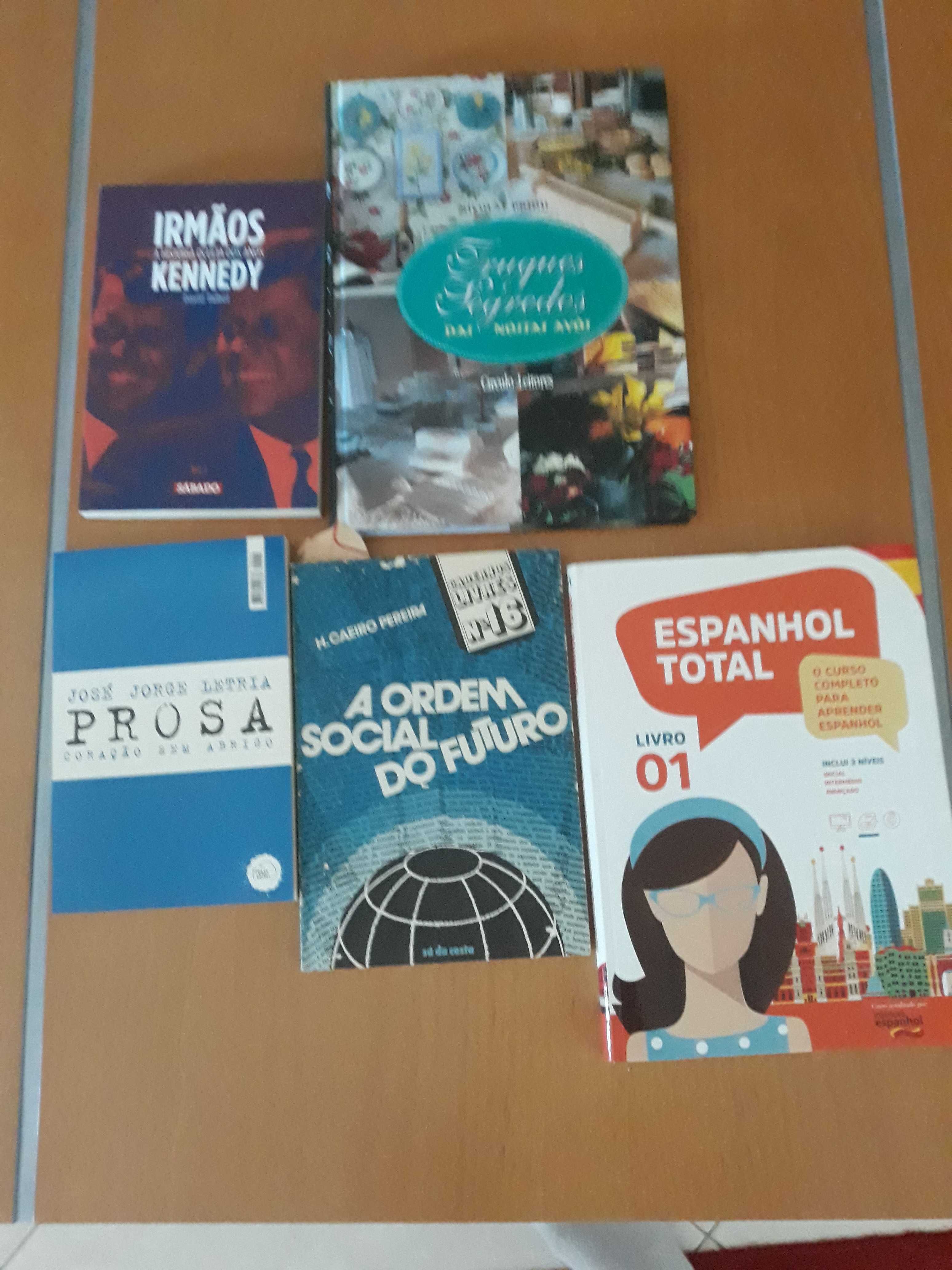 Livros vários (música, culinária e bordados)