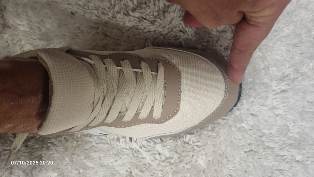 Ténis novos na caixa.