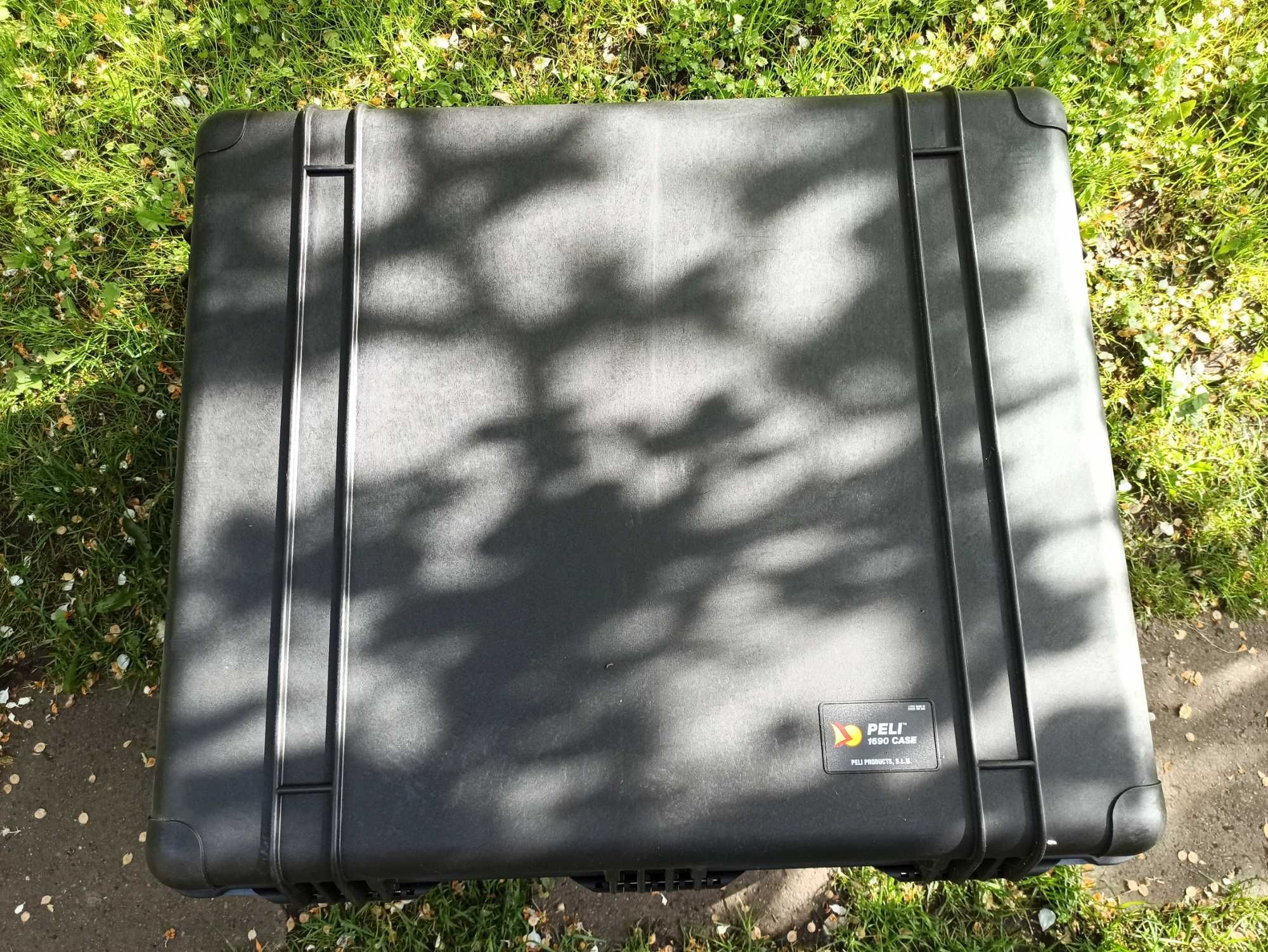 Peli 1690 case / skrzynia z gąbką / pelikan