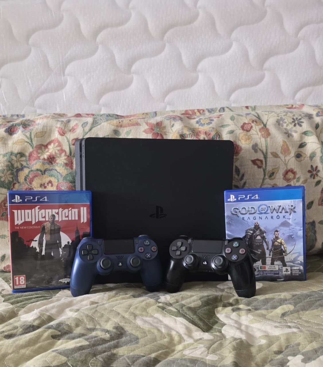 PS4 SLIM - 1 TB + 2 Comandos + 2 Jogos
