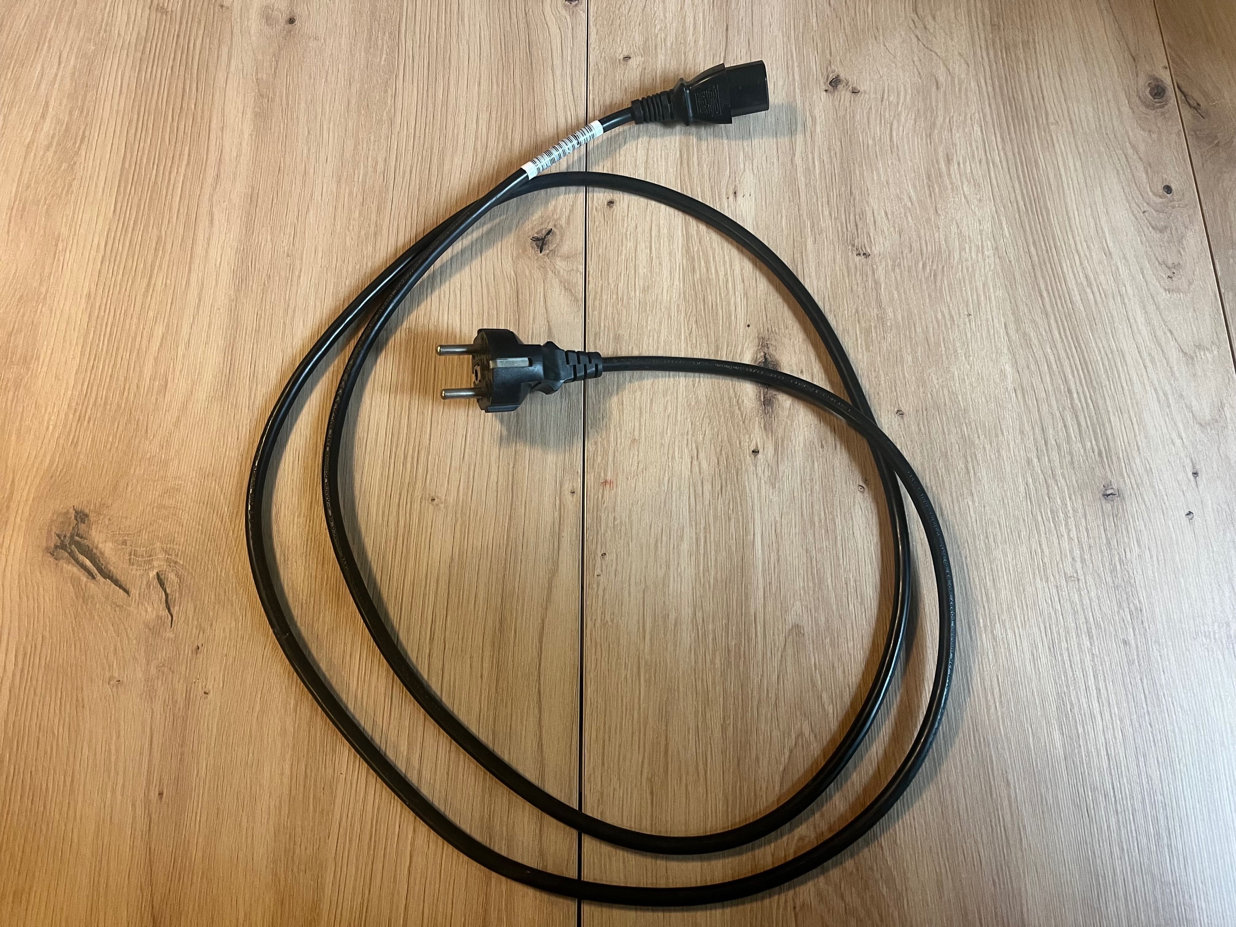 Kabel zasilający z wtyczką typu IEC C13 (koniczynka) długość 1,8 m