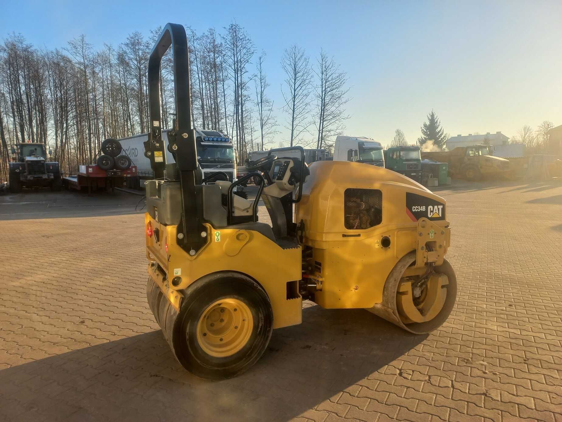 Do wynajęcia Walec Caterpillar CC34B